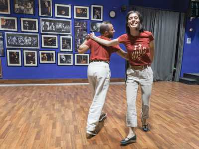 Notiamo con piacere come i due sorridano sempre: il lindy hop � veloce ed entusiasmante e ballandolo viene rilasciato un bel carico di endorfine. Non � possibile non sorridere
